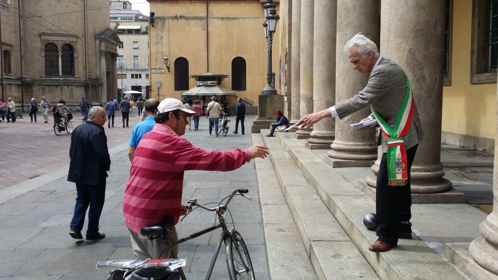 Il Sindaco di Berceto Luigi Lucchi davanti il Teatro Regio di Parma in occasione della sua protesta contro il Governo il 2 Giugno 2016 / ALBERTO MAIELI